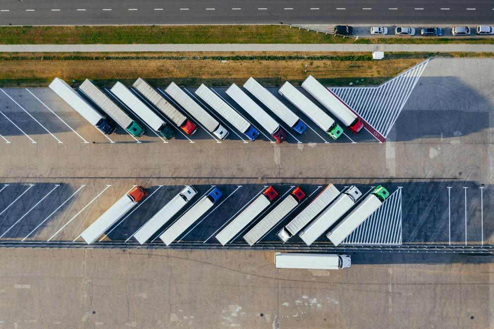 Sattelzüge auf einem Lkw-Hof, von oben fotografiert