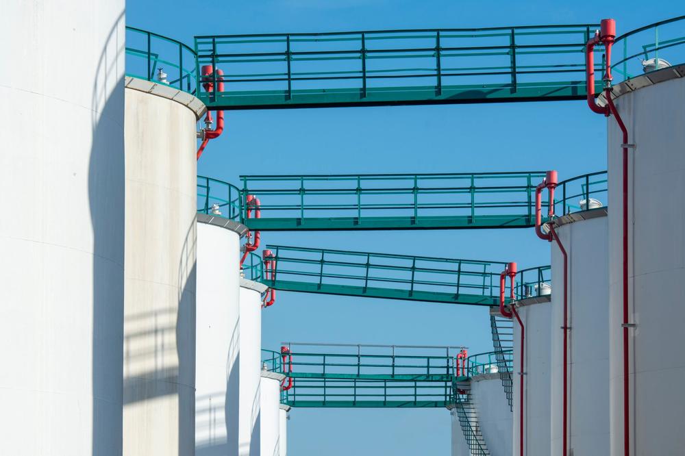Lagertanks vor blauem Himmel